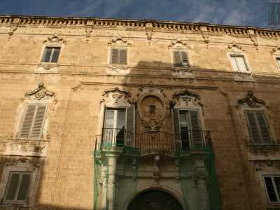 Un po� scossi da questa visita, usciamo per andare a fare sosta in largo Palmieri dove ammiriamo l�omonimo palazzo patrizio, un ottocentesco edificio riaperto nel 2016 dopo 26 anni di chiusura